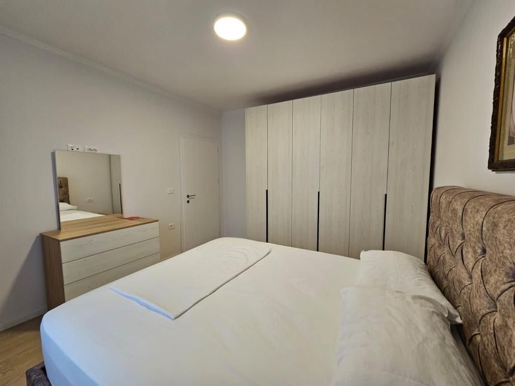 Apartament 1+1 per qera Rruga e Kavajes !