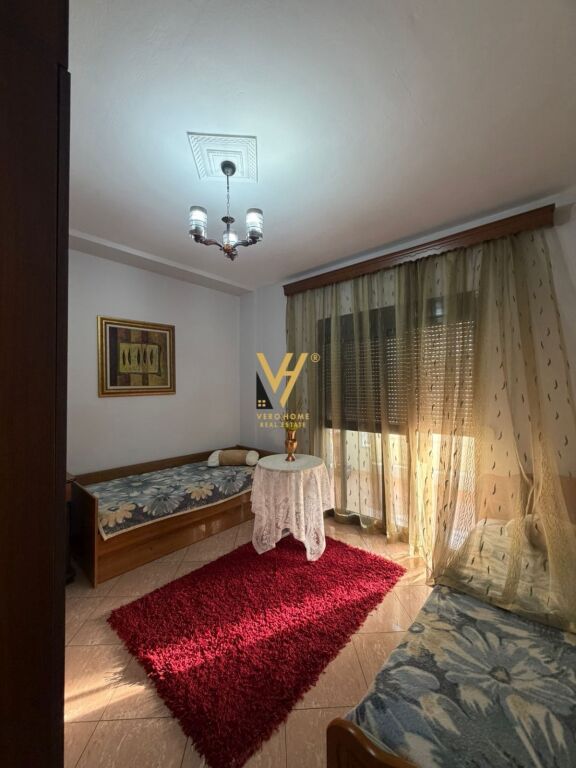 JEPET APARTAMENT 3+1+2 ME QERA TE RRUGA ISLAM ALLA 80.000 LEKE
