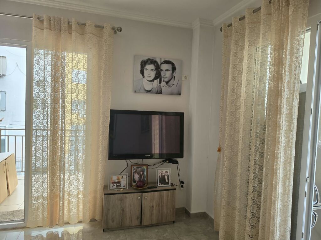 🏡 Apartment 1+1  📍Zini Sako street near Blloku Kolombo  🏢 Floor 1 (shops below) 🛗 With elevator 🛋️ Furnished  📐 Area: 75 m²  💰 Price: 50,000 Lek/Month