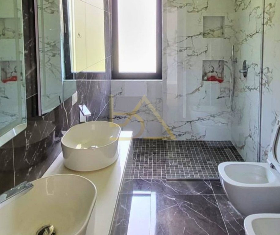 JEPET ME QIRA VILË 3-KATËSHE – LIQENI I THATË, TIRANË
