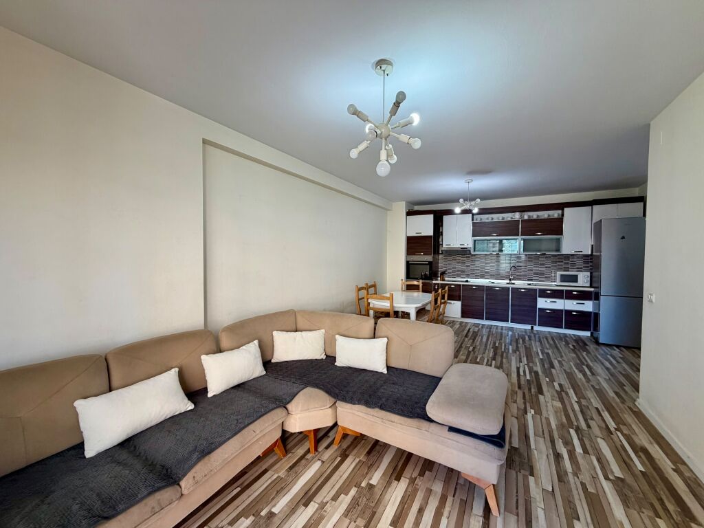 Apartment 2+1+2 at Komuna e Parisit