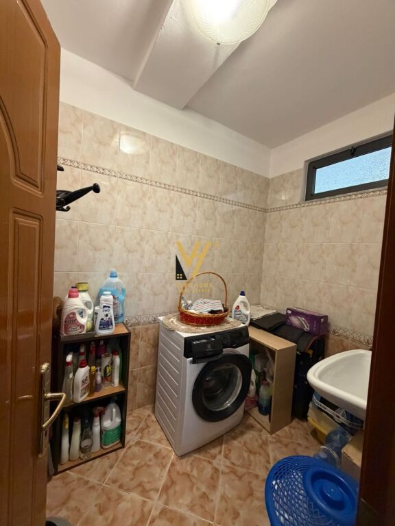 JEPET APARTAMENT 3+1+2 ME QERA TE RRUGA ISLAM ALLA 80.000 LEKE