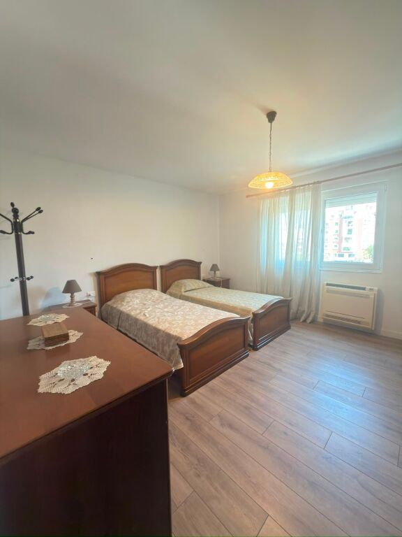 Appartamento 2+1+2+parcheggio in affitto presso Komuna e Parisit