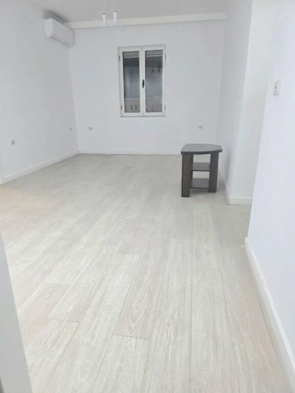 Zyre me qera 3+1 tek 21 Dhjetori (ID BZ2654) Tirane