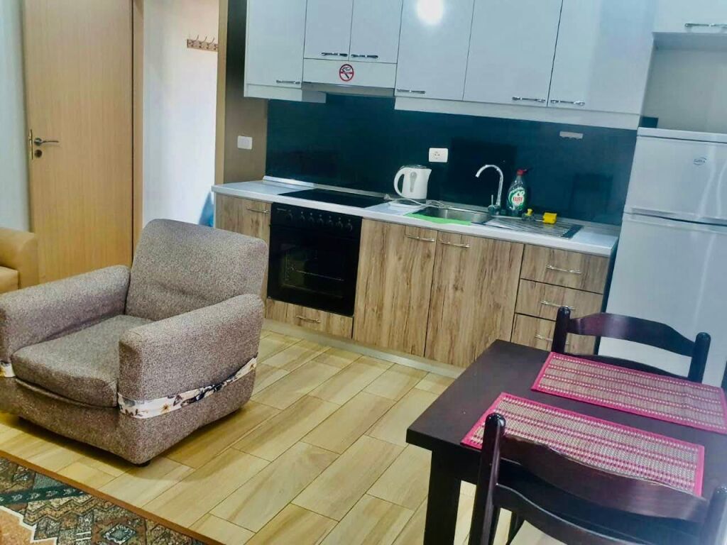Jepet me qera Apartament i mobiluar,  i ri, 1+1+blk