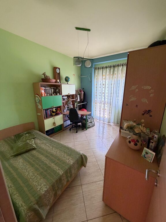 APARTAMENT 3+1 ME 2 BANJO PËR SHITJE – TEK DREJTORIA E POLICISË