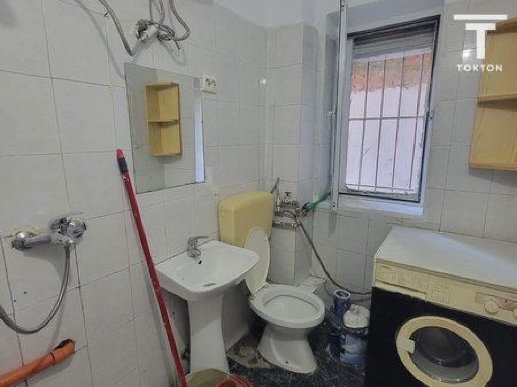 QIRA, GARSONIERE , TEK SHKOLLA "XHEMZI DELLI" , TIRANE