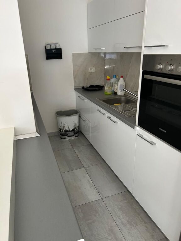 🏠 IN AFFITTO – APPARTAMENTO 1+1  📍 Comune di Parigi, vicino a Kristal Center💰 Prezzo: 65.000 lek/mese