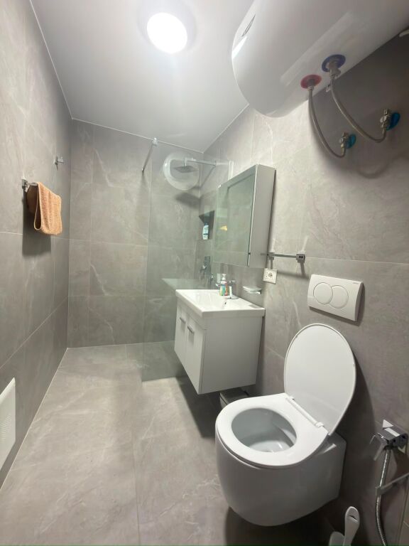 Appartamento 2+1+2+parcheggio in affitto presso Komuna e Parisit