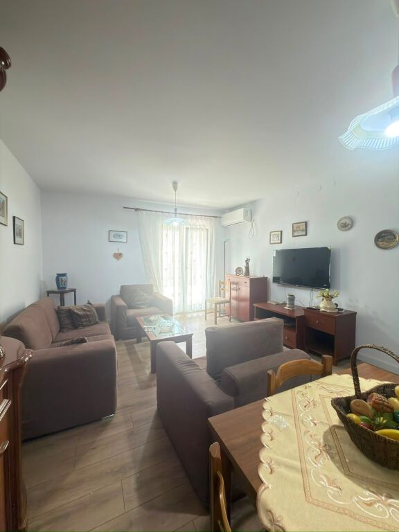 Appartamento 2+1+2+parcheggio in affitto presso Komuna e Parisit