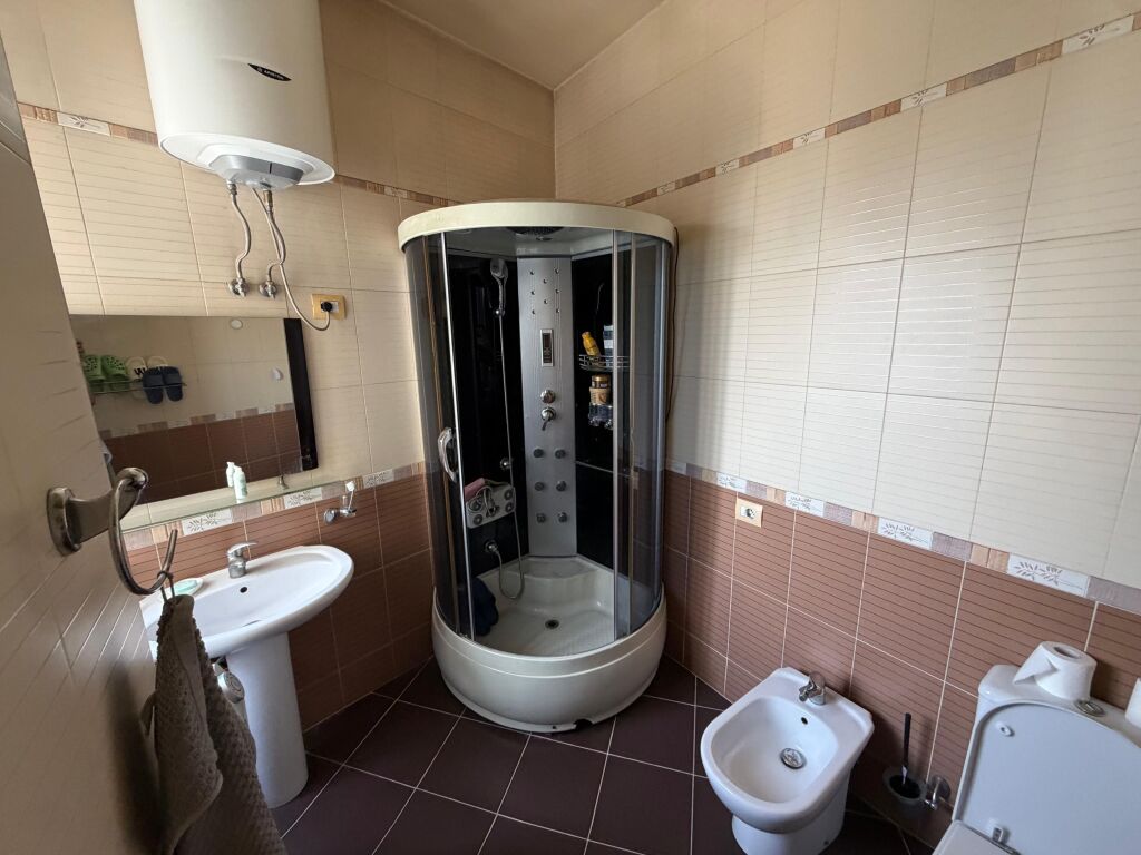 APARTAMENT 3+1 ME 2 BANJO PËR SHITJE – TEK DREJTORIA E POLICISË