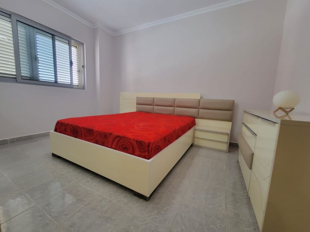 Shitet Apartament 3+1+2 per shitje prane Kristalit