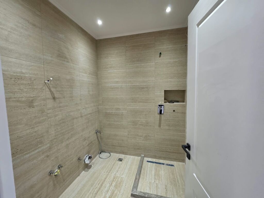 🏡 Appartamento 1+1 in vendita  📍 Vicino alla scuola Vasil Shanto   🏢 5° piano (senza ascensore, edificio esistente)  📐 Superficie lorda: 74 m²  Superficie netta: 64 m²  💰 Prezzo: 135.000 Euro (Trattabile)