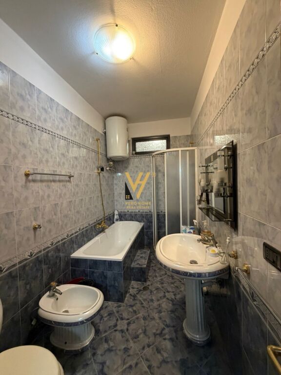 JEPET APARTAMENT 3+1+2 ME QERA TE RRUGA ISLAM ALLA 80.000 LEKE