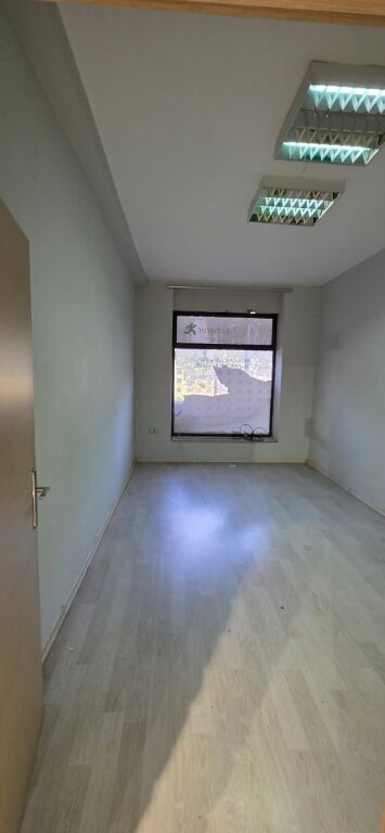 JEPET ME QIRA DYQAN 100 m² NË ISH-BLLOK – PRANË KAFE ROMA