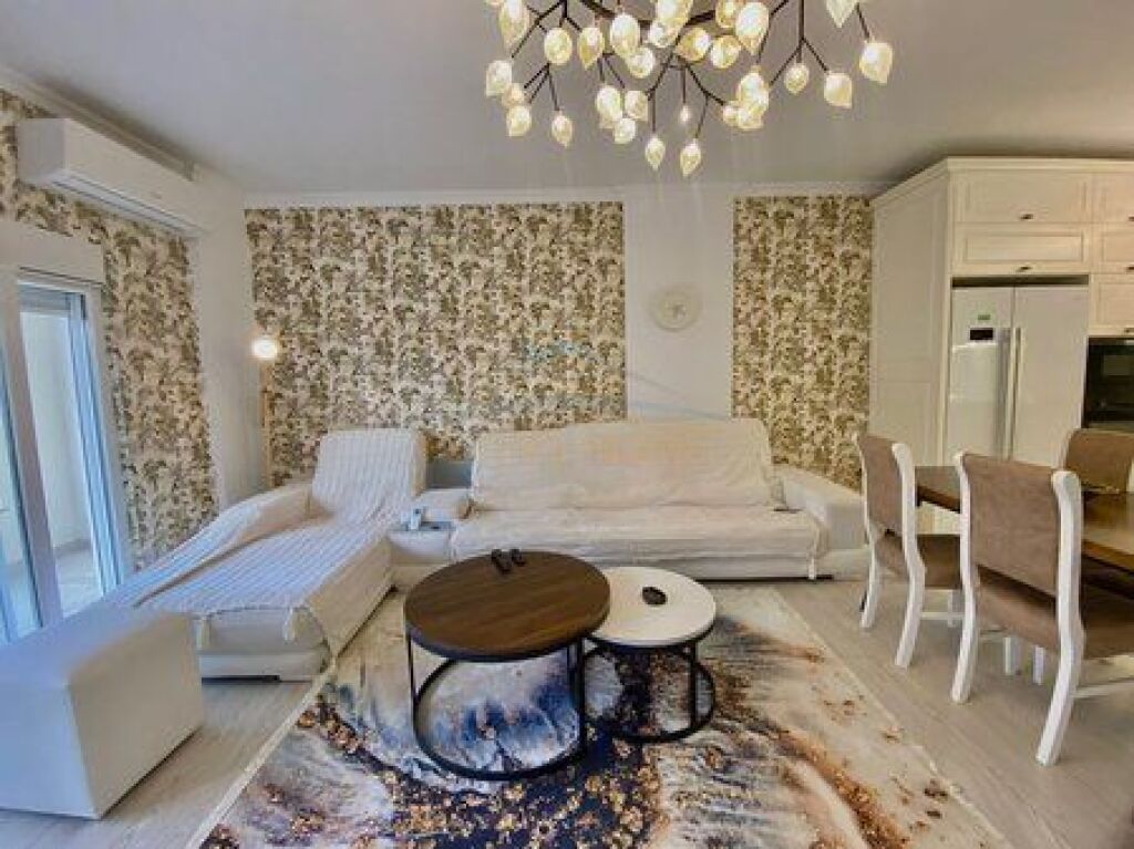 Te Liceu Artistik, jepet apartament me qira 3+1+2 ngjitur me ambasaden amerikane. 1,600 Euro ne muaj.