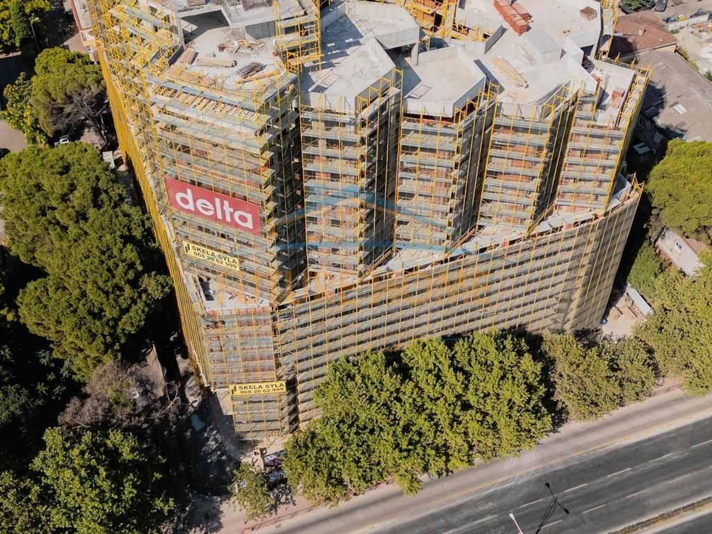 L'appartamento si trova nel Complesso Colonnade, vicino a Via Dritan Hoxha, Laprakë.