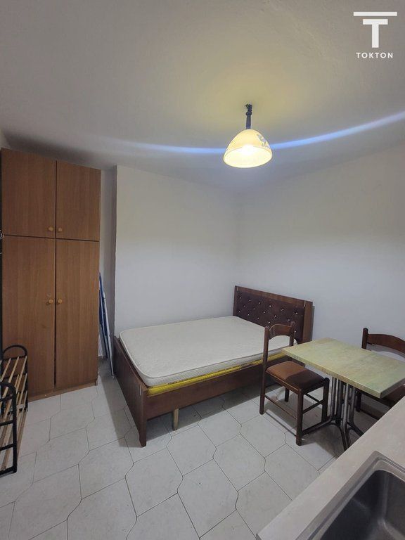 QIRA, GARSONIERE , TEK SHKOLLA "XHEMZI DELLI" , TIRANE