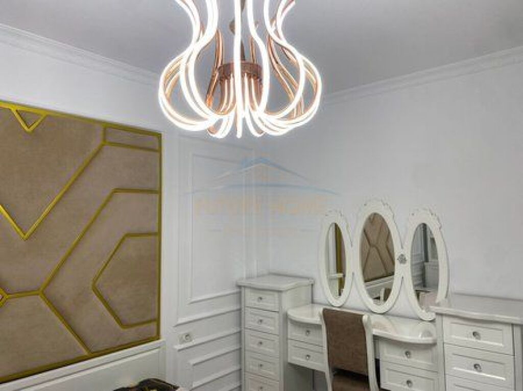Te Liceu Artistik, jepet apartament me qira 3+1+2 ngjitur me ambasaden amerikane. 1,600 Euro ne muaj.