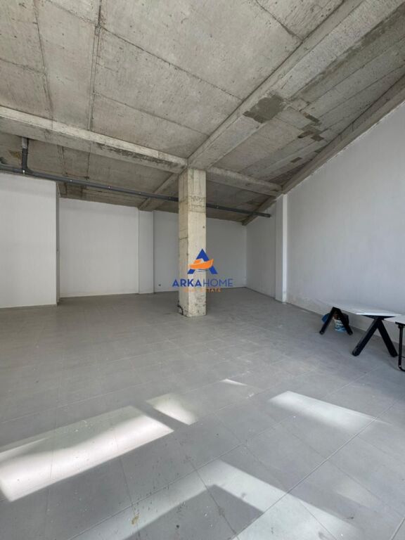 BUSINESS PREMISES FOR RENT 154 M2 "DRY LAKE" 1800 EURO