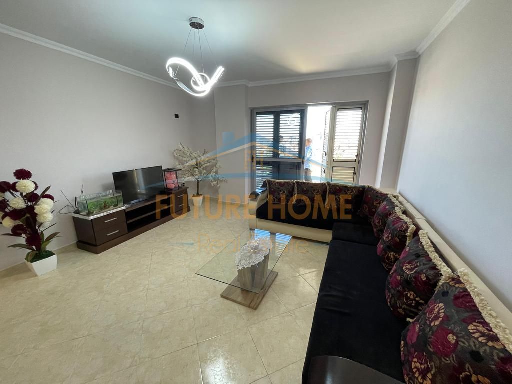 Disponojmë Apartament 3+1+2 për shitje te rrethrrotullimi i Selitës, pranë Kristal Center.