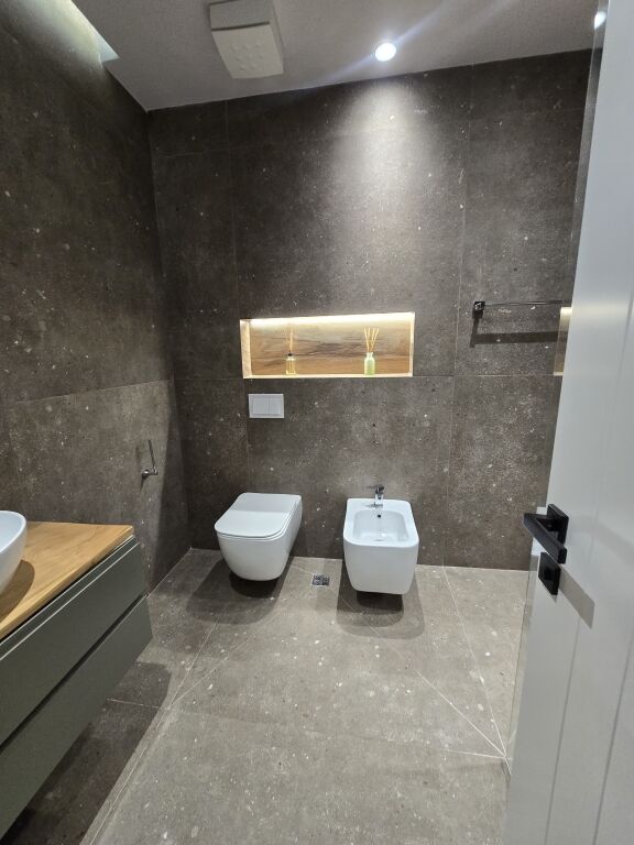 Apartament 2+1 +post parkimi me qira Liqeni i Thate