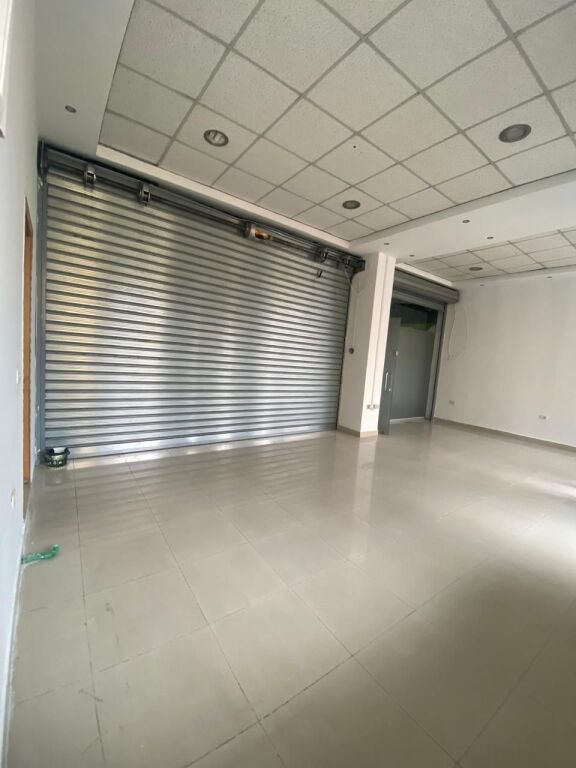 🏢Via Dibra, "Complesso Halili" affitta locali commerciali vuoti. 60.000 Leke (Netto)