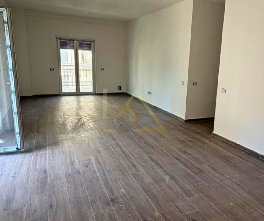 SHITET APARTAMENT 2+1 + 2 TUALETE &amp; GARDEROBË – TIRANA PORTA E RE, SAUK