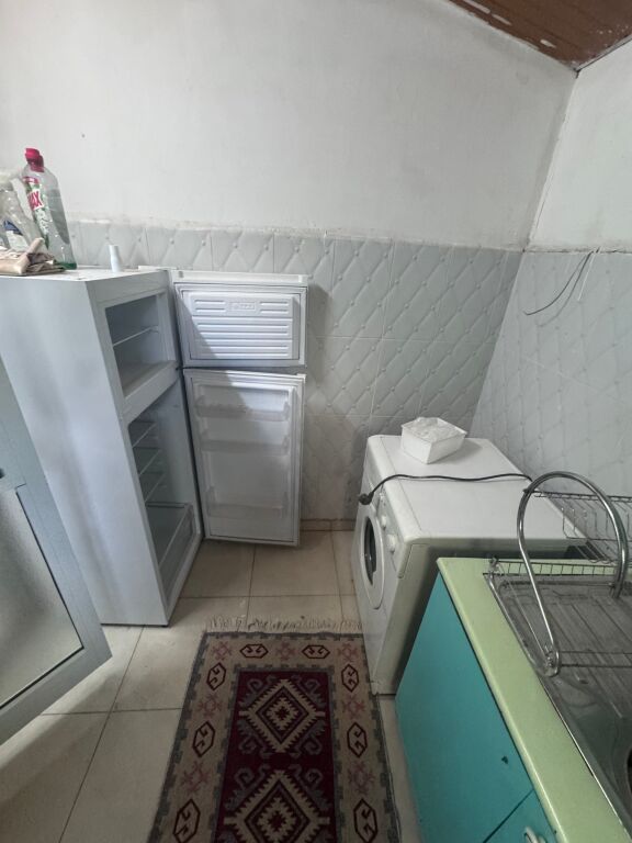 Jepet me qera 1+1 shpi private prane Shallvareve