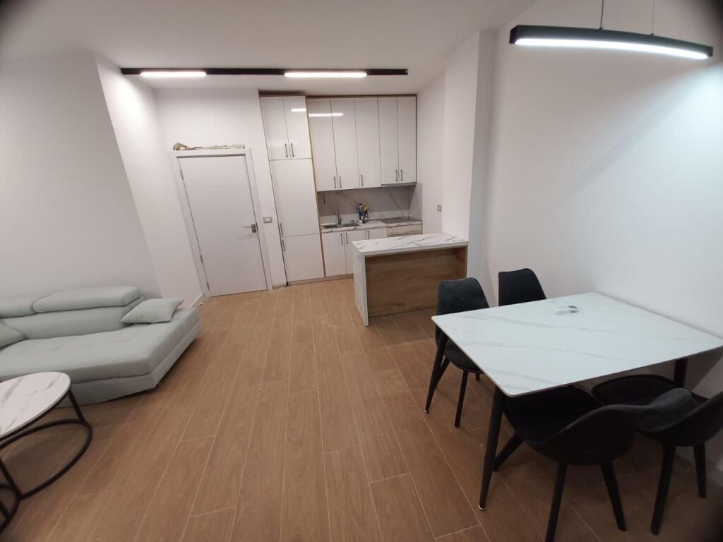 Apartament 2+1 me qera tek Restorant Fresku