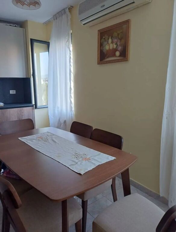 Jepet me qera Apartamenti 2+1+2 - Pallati me Shigjeta, Tirane