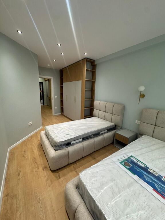 Shitet Apartament 2+1 Misto Mame
