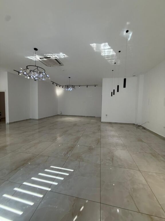 Affittasi locale 227 m2 farmacia 10