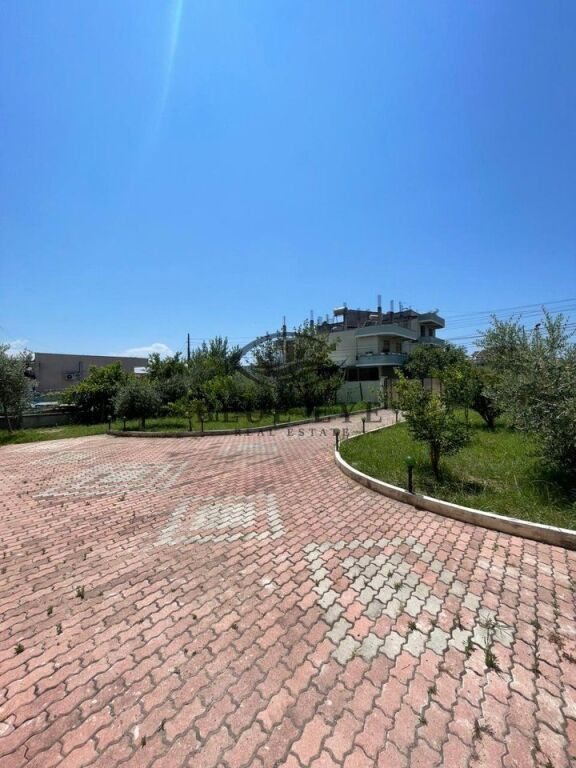 Vilë 3 kateshe 2+1+2 Me Qira në Plazh Hekurudha, Durrës
