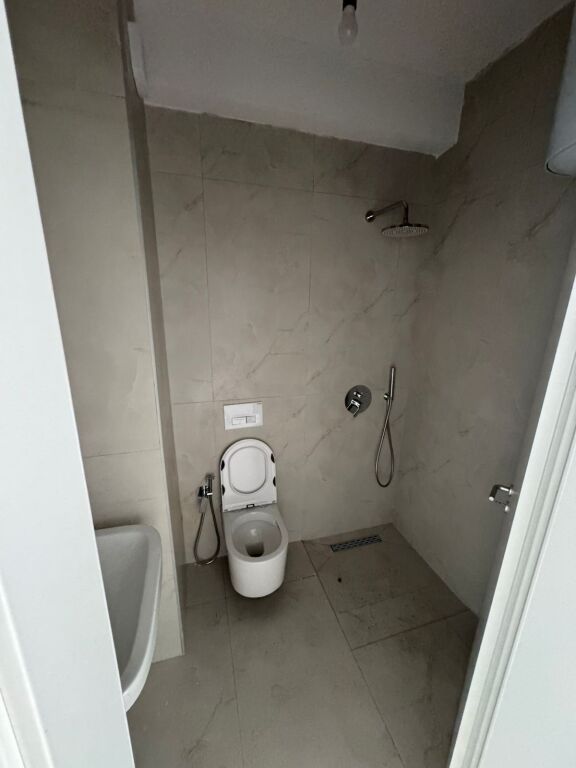 JEPET APARTAMENT 1+1 ME QERA - RR. ALI DEMI, TIRANE