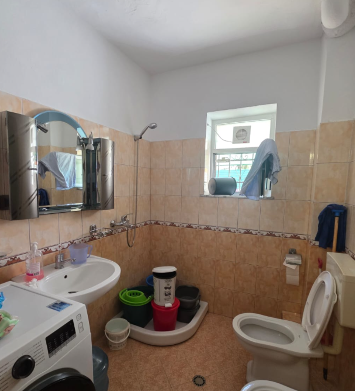Jepet apartament 1+1 me qira tek Shkolla e Baletit , Njesia Bashkiake nr.2 , Rruga e Elbasanit .