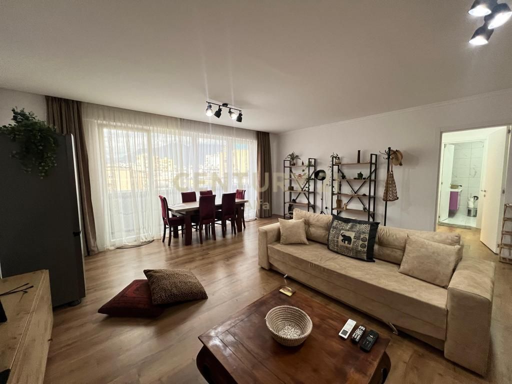 Apartament 1+1 per qira, modern dhe i mobiluar në qendër të Tiranës.