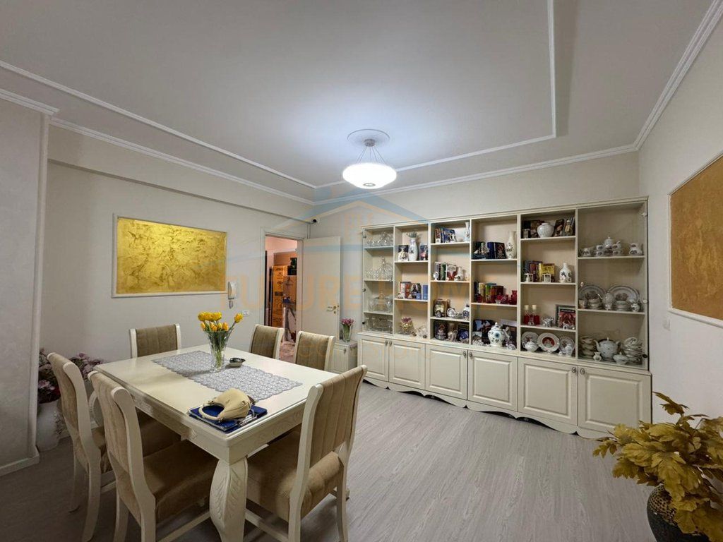 Shitet, Apartament 2+1+2, Stacioni i Trenit, Tiranë.