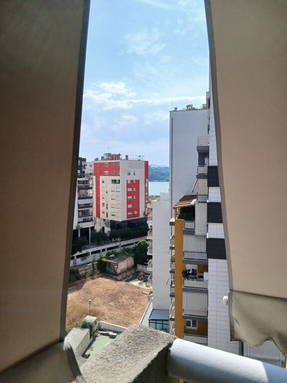 JEPET APARTAMENT ME QERA. Rruga e Kosovareve Apartament 2+1,92m2