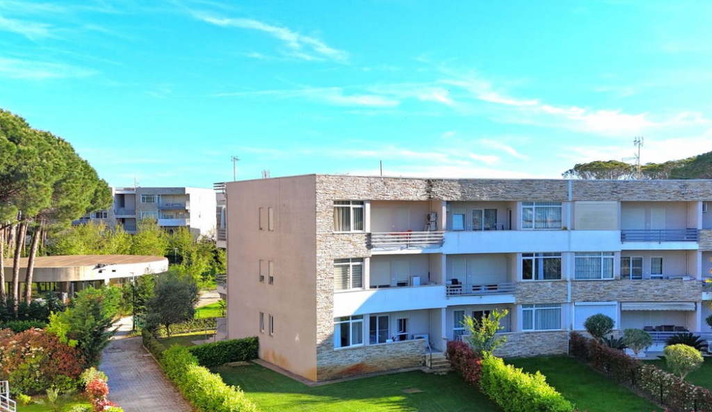 Shitet apartament tek Lura 2,Gjiri i Lalzit