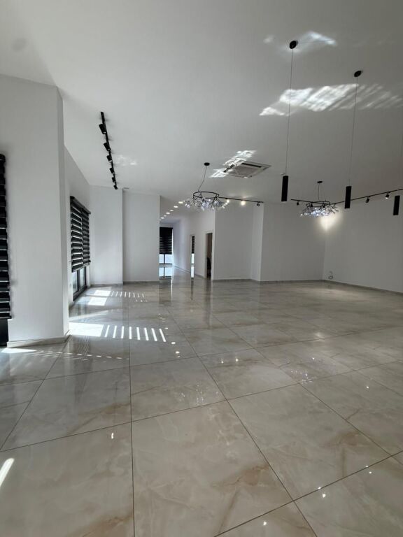 Affittasi locale 227 m2 farmacia 10