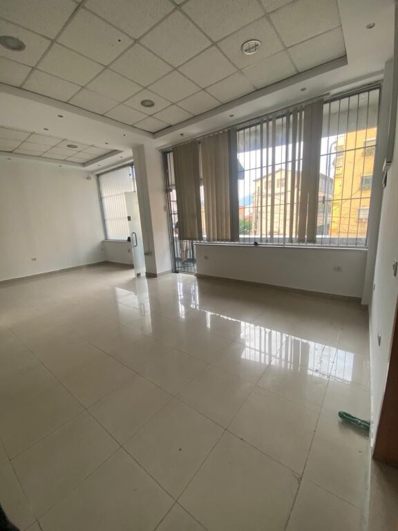🏢Via Dibra, "Complesso Halili" affitta locali commerciali vuoti. 60.000 Leke (Netto)