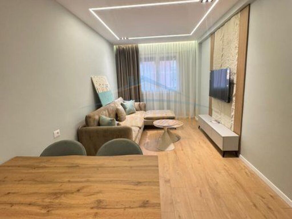 Shitet, Apartament 2+1, Misto Mame
