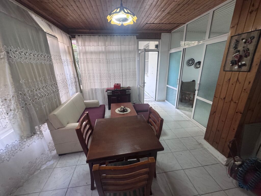 Jepet me qera 1+1 shpi private prane Shallvareve