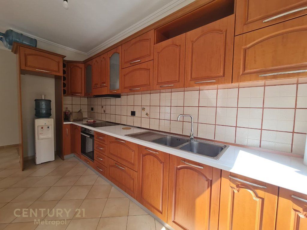 APARTAMENT 2+1+2 PER QIRA PRANE QENDRES TREGTARE KRISTAL!