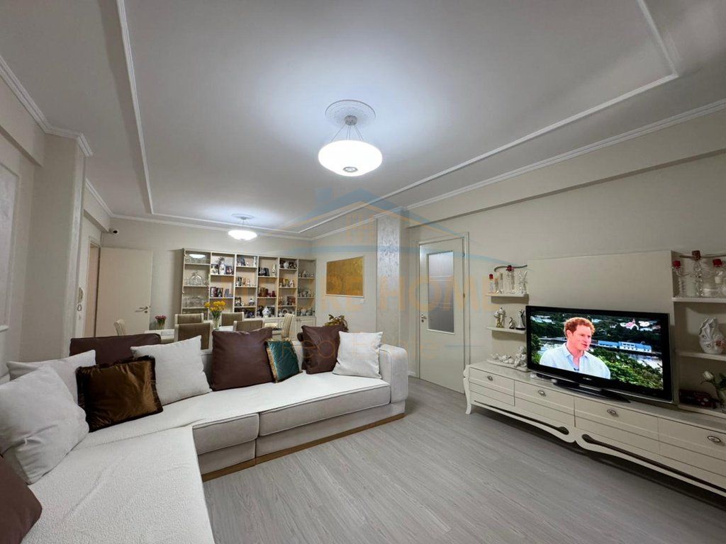 Shitet, Apartament 2+1+2, Stacioni i Trenit, Tiranë.