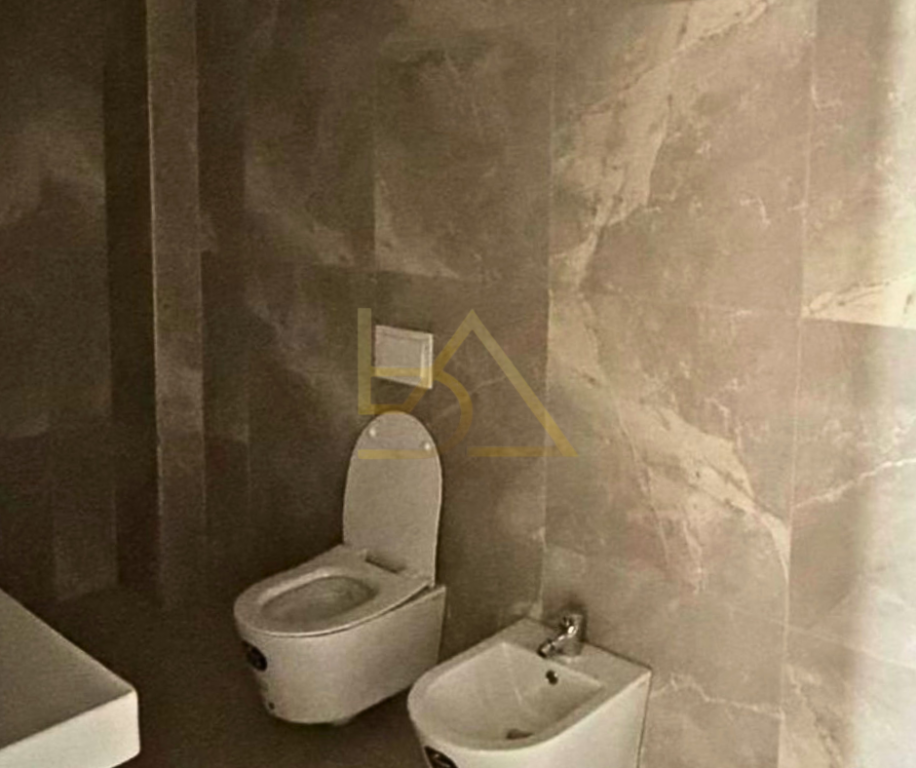 SHITET APARTAMENT 2+1 + 2 TUALETE &amp; GARDEROBË – TIRANA PORTA E RE, SAUK