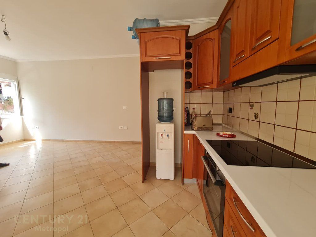 APARTAMENT 2+1+2 PER QIRA PRANE QENDRES TREGTARE KRISTAL!