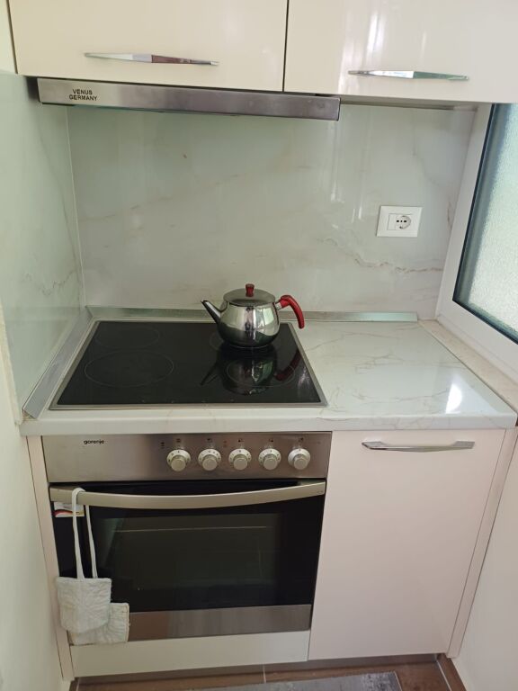 SHITET APARTAMENT 1+1 – PRANË AMBASADËS AMERIKANE