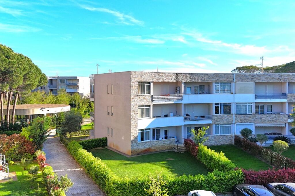 Shitet apartament tek Lura 2,Gjiri i Lalzit